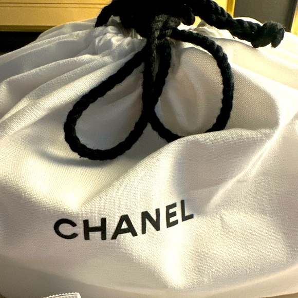 CHANEL white drawstring pouch cosmetic dust bag - and Two Skin Care Samples NEW - Picture 2 of 9